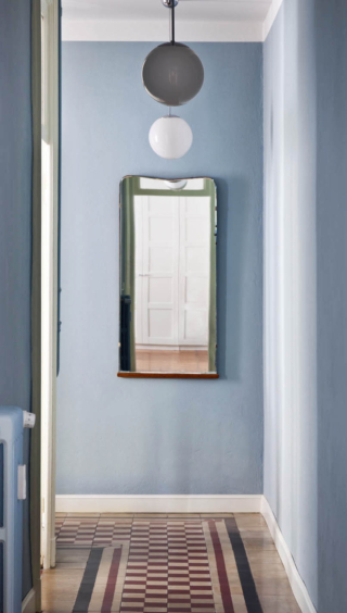 In questo corridoio con pavimento in cementine lo zoccolino laccato bianco termina con una lieve sagomatura che lo ingentilisce, rimanendo comunque semplice e non troppo ridondante. In questo caso contrasta sia con il pavimento che con le pareti, e diventa esso stesso una decorazione.