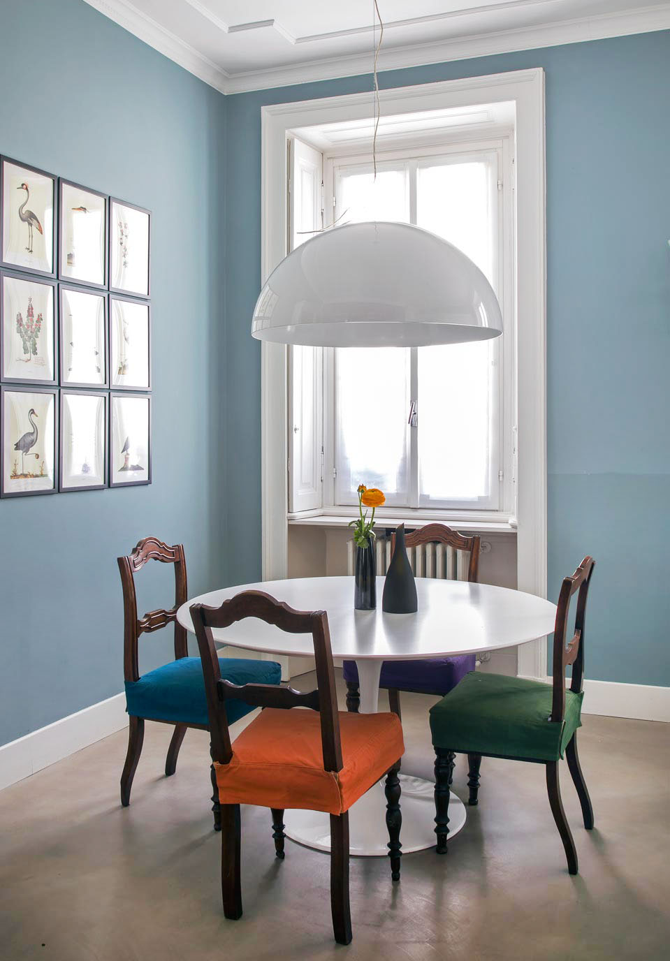 Simile all’esempio precedente, questo zoccolino è un po’ meno alto e ha uno spessore minore: 12 centimetri di altezza e 0,5 cm di spessore. La differenza principale è l’effetto visivo: su pareti colorate, il contrasto diventa marcato e lo zoccolino assume una valenza decorativa.