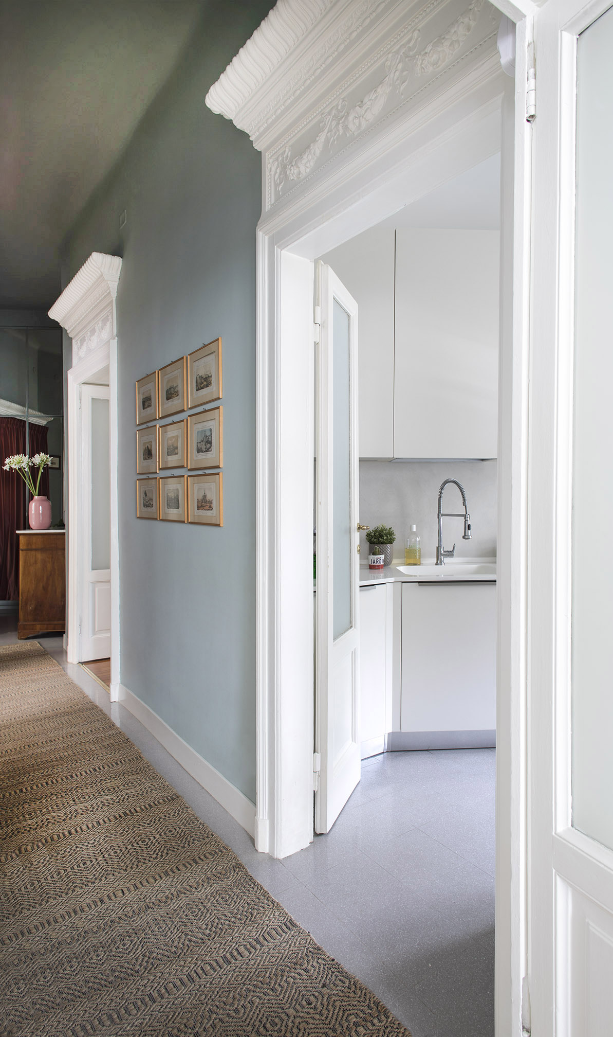 In questa casa si è scelto uno zoccolino di produzione che nasce già laccato bianco, di altezza e formato standard: 7 centimetri. Non si è quindi deciso di dare importanza a questo elemento, ma di scegliere la versione più semplice e meno invasiva. Lo stesso tipo esiste anche in PVC, meno bello ma più pratico nell’utilizzo perché indistruttibile.