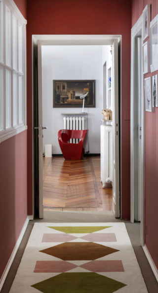 Ecco una versione più bassa ma sagomata: solo 5 centimetri di altezza, ma due modanature che lo rendono più decorativo. In questo corridoio lo zoccolino crea una linea netta di contrasto che delimita la fine del pavimento color tortora e le pareti color mattone. Questo zoccolino è stato dipinto a mano dall’imbianchino con lo smalto: in origine era color legno.