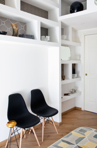 È la soluzione più classica: uno zoccolino di altezza media nella stessa essenza del pavimento in legno, in questo caso rovere chiaro. Si ottiene così un effetto di continuità naturale, come se il pavimento proseguisse sulle pareti.