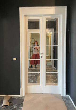 Lo zoccolino a contrasto bianco — pur essendo molto basso e minimal — risalta fortemente sulle pareti nere ed è protagonista.