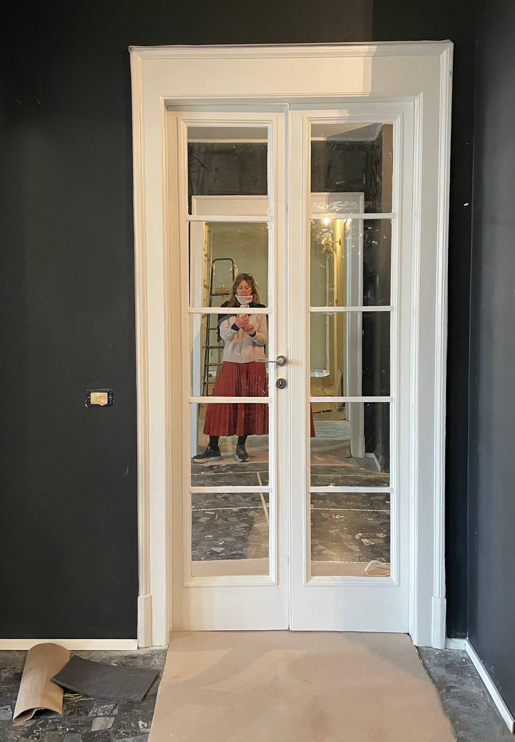 Lo zoccolino a contrasto bianco — pur essendo molto basso e minimal — risalta fortemente sulle pareti nere ed è protagonista.