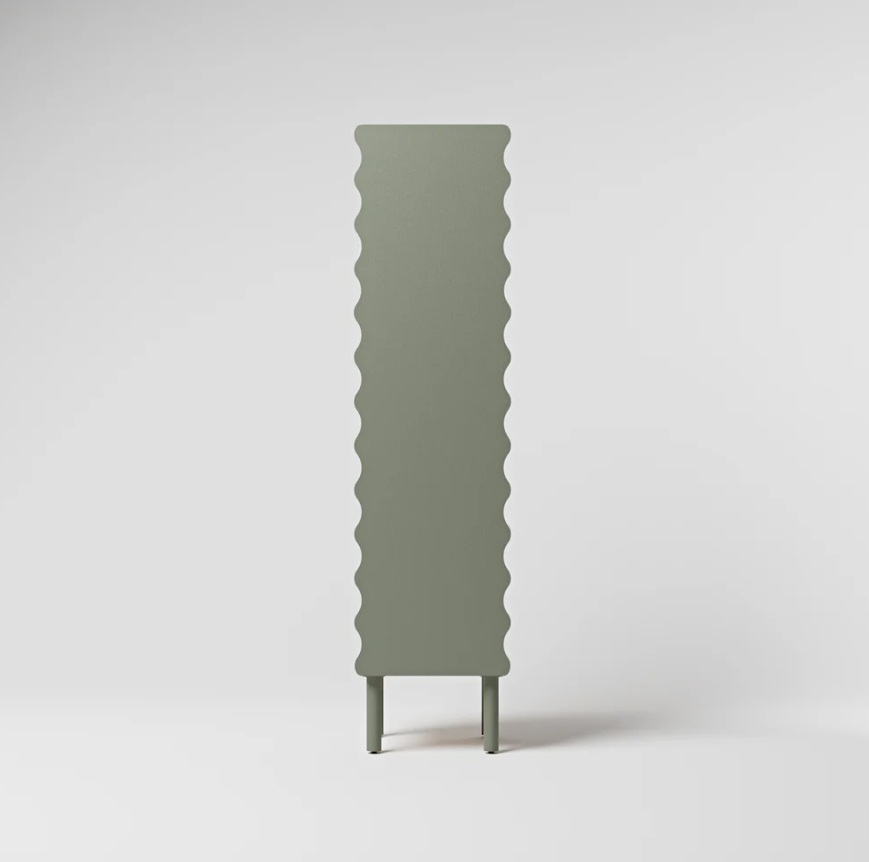 La madia Lido di Hiro Design è disponibile anche in versione verticale con anta unica. Si tratta di un mobile con struttura in legno di rovere naturale e rivestimento anteriore in metallo verniciato a polvere epossidica antigraffio, disponibile in quattro diverse versioni: madia a tre ante e mobile tv, buffet a due ante, credenza e colonna verticale. Misure versione verticale: H165 x L42 x P35 cm. Prezzo 699 euro. https://hiro.design/ La madia Lido di Hiro Design è disponibile anche in versione verticale con anta unica. Si tratta di un mobile con struttura in legno di rovere naturale e rivestimento anteriore in metallo verniciato a polvere epossidica antigraffio, disponibile in quattro diverse versioni: madia a tre ante e mobile tv, buffet a due ante, credenza e colonna verticale. Misure versione verticale: H165 x L42 x P35 cm. Prezzo 699 euro. https://hiro.design/