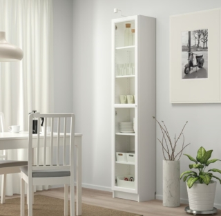 Sin dal 1979 la libreria Billy/Oxberg di Ikea si distingue per la sua funzionalità e il design semplice e versatile. Le ante a vetro aggiungono un tocco elegante e permettono di mettere in mostra gli oggetti più cari, proteggendoli al contempo dalla polvere. I ripiani regolabili si adattano facilmente alle diverse esigenze di spazio e utilizzo, mentre le cerniere regolabili consentono di allineare le ante sia in verticale che in orizzontale. Misure H202 x L40 x P30 cm. Prezzo 90 euro. www.ikea.com Sin dal 1979 la libreria Billy/Oxberg di Ikea si distingue per la sua funzionalità e il design semplice e versatile. Le ante a vetro aggiungono un tocco elegante e permettono di mettere in mostra gli oggetti più cari, proteggendoli al contempo dalla polvere. I ripiani regolabili si adattano facilmente alle diverse esigenze di spazio e utilizzo, mentre le cerniere regolabili consentono di allineare le ante sia in verticale che in orizzontale. Misure H202 x L40 x P30 cm. Prezzo 90 euro. www.ikea.com