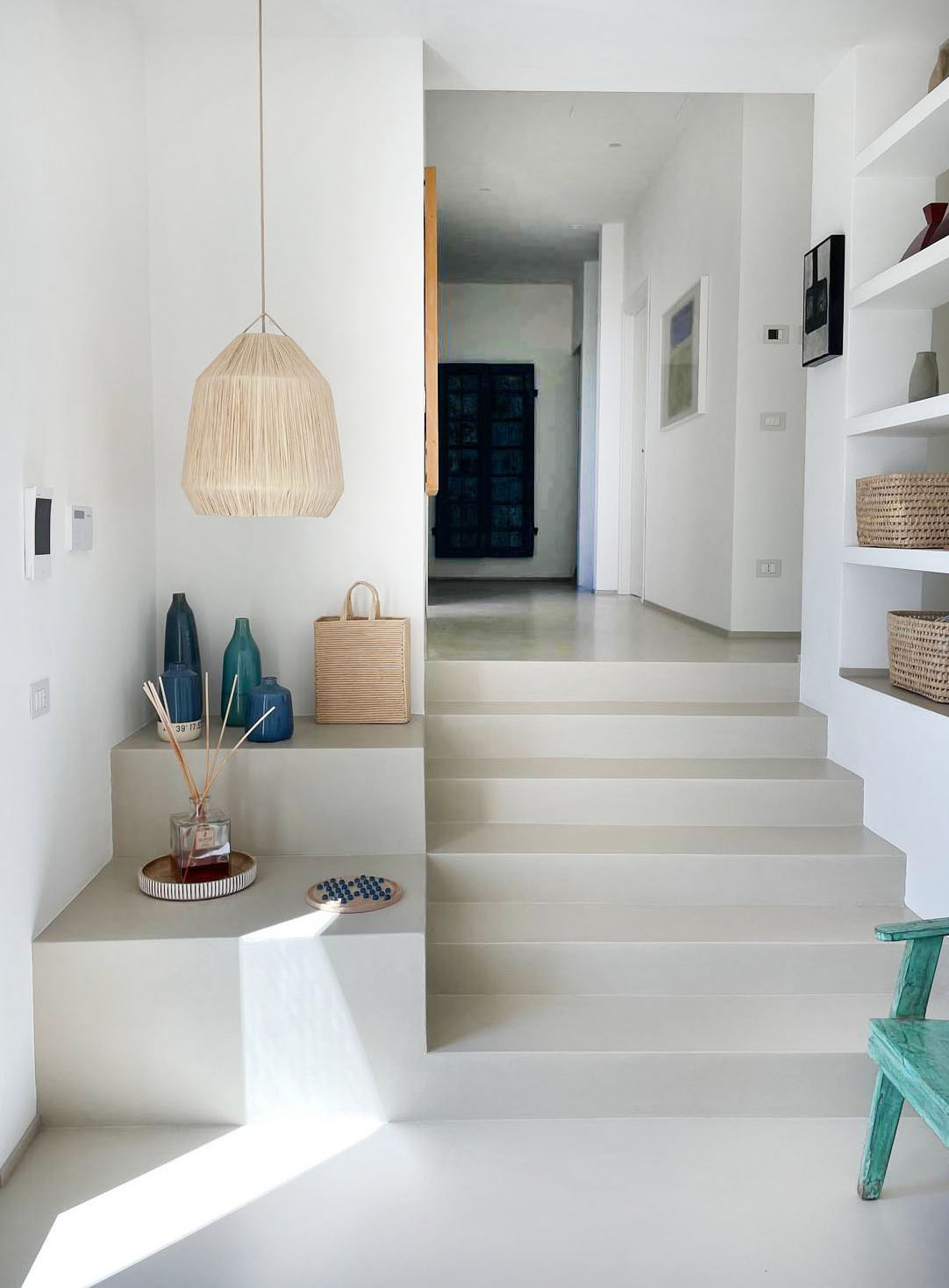 Niente zoccolino sulle scale: la soluzione esteticamente più pulita, per evitare il motivo a zig-zag necessario a seguire l’andamento dei gradini, è quella di non applicare alcuno zoccolino. In questo caso i gradini in resina, privi di fessure laterali, lo permettono. Le pareti sono state dipinte a smalto lavabile per evitare che si sporchino.