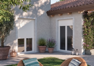 La tapparella di Oknoplast è in alluminio ed è disponibile in 20 varianti di colore per adattarsi al meglio allo stile dell’abitazione o del condominio. Oltre che manualmente può essere comandata con motore elettrico, tramite pulsante, a chiavetta, con timer o con radiocomando portatile e si può collegare ai sistemi di domotica. Sono dotate di blocco per non essere sollevate dall'esterno. La tapparella è abbinata al cassonetto monoblocco in pvc, dagli elevati valori di isolamento (inferiore a 0,9 W/m2K), a garanzia del risparmio energetico. www.oknoplast.it La tapparella di Oknoplast è in alluminio ed è disponibile in 20 varianti di colore per adattarsi al meglio allo stile dell’abitazione o del condominio. Oltre che manualmente può essere comandata con motore elettrico, tramite pulsante, a chiavetta, con timer o con radiocomando portatile e si può collegare ai sistemi di domotica. Sono dotate di blocco per non essere sollevate dall'esterno. La tapparella è abbinata al cassonetto monoblocco in pvc, dagli elevati valori di isolamento (inferiore a 0,9 W/m2K), a garanzia del risparmio energetico. www.oknoplast.it