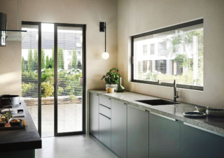 Scorrevole a scomparsa e ad anta fissa con veneziane motorizzate a batteria (sistema W Smart) Scorrevole a scomparsa e ad anta fissa con veneziane motorizzate a batteria (sistema W Smart)