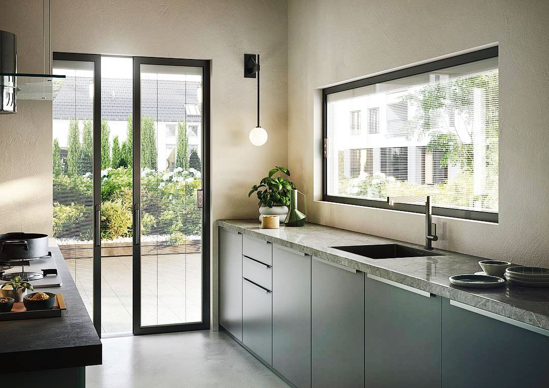 Scorrevole a scomparsa e ad anta fissa con veneziane motorizzate a batteria (sistema W Smart) Scorrevole a scomparsa e ad anta fissa con veneziane motorizzate a batteria (sistema W Smart)