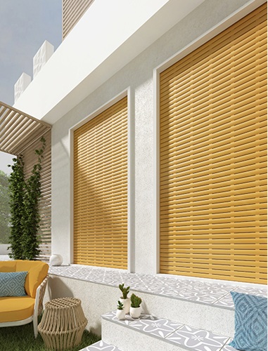 AriaLuce® di Pinto è un avvolgibile con stecche in alluminio coibentato con poliuretano. La particolare asola lunga presente nelle stecche permette, quando l’avvolgibile è abbassato, l’aerazione e l'illuminazione dell’ambiente, grazie al foro di 5,5 millimetri di altezza. Diverse le finiture disponibili, sia colorate che ad effetto legno. www.pinto.srl