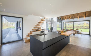 Gli interni di Villa ai Filari sono ampi e luminosi, con un arredamento essenziale. foto Alberto Franceschi Gli interni di Villa ai Filari sono ampi e luminosi, con un arredamento essenziale. foto Alberto Franceschi