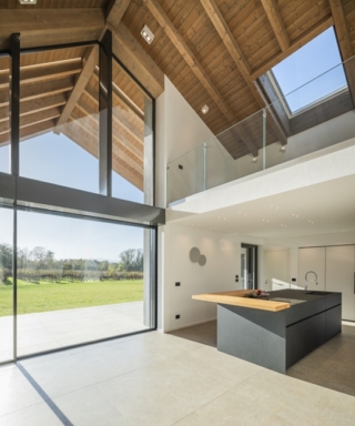 Villa ai Filari ha grandi vetrate che la rendono luminosa e permettono di apprezzare il paesaggio. Il sottotetto è in legno. foto Alberto Franceschi Villa ai Filari ha grandi vetrate che la rendono luminosa e permettono di apprezzare il paesaggio. Il sottotetto è in legno. foto Alberto Franceschi
