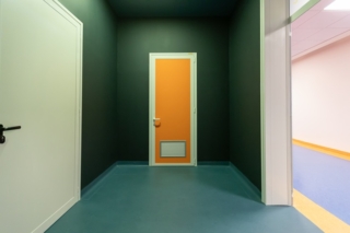 L’anticamera della Sala dei Colori è tinteggata con lo smalto Unimarc nella tonalità 103B, elegante ottanio che richiama la pavimentazione in linoleum, dando continuità cromatica all’ambiente L’anticamera della Sala dei Colori è tinteggata con lo smalto Unimarc nella tonalità 103B, elegante ottanio che richiama la pavimentazione in linoleum, dando continuità cromatica all’ambiente