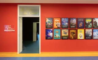 La parete del corridoio che conduce alla Sala dei Colori è tinteggiata con lo smalto murale opaco Unimarc di San Marco nel vivace colore Pantone Red 485C La parete del corridoio che conduce alla Sala dei Colori è tinteggiata con lo smalto murale opaco Unimarc di San Marco nel vivace colore Pantone Red 485C