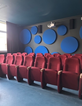 Le pareti della Sala dei Colori sono tinteggiate con lo smalto murale opaco Unimarc di San Marco, nel colore grigio antracite (RAL 7016), il soffitto è nella tonalità 103B, un elegante ottanio che richiama il linoleum del pavimento. www.san-marco.com Le pareti della Sala dei Colori sono tinteggiate con lo smalto murale opaco Unimarc di San Marco, nel colore grigio antracite (RAL 7016), il soffitto è nella tonalità 103B, un elegante ottanio che richiama il linoleum del pavimento. www.san-marco.com