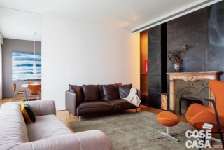 Nella zona conversazione di questa casa il divano è in morbida pelle color testa di moro.
Nella stanza sono presenti un altro divano in tessuto grigio chiaro, un tappeto in lana e seta grigio, che costituisce un abbinamento cromatico perfetto, un tavolino nero e una poltrona con poggiapiedi color pesca aranciato, che addolcisce un po' il rigore e l'austerità dei colori principali. Sulla parete di fondo spicca un caminetto in pietra incassato in una superficie murale di ferro, due materiali ideali da accostare al testa di moro. L'insieme di materie e tonalità risulta davvero elegante e originale.
Progetto arch. Mauro Merlini e Tamar Ben David, Studio BenDavidMerlini, Milano www.bendavidmerlini.com - Foto Claudio Tajoli - Styling Rosaria Galli Nella zona conversazione di questa casa il divano è in morbida pelle color testa di moro.
Nella stanza sono presenti un altro divano in tessuto grigio chiaro, un tappeto in lana e seta grigio, che costituisce un abbinamento cromatico perfetto, un tavolino nero e una poltrona con poggiapiedi color pesca aranciato, che addolcisce un po' il rigore e l'austerità dei colori principali. Sulla parete di fondo spicca un caminetto in pietra incassato in una superficie murale di ferro, due materiali ideali da accostare al testa di moro. L'insieme di materie e tonalità risulta davvero elegante e originale.
Progetto arch. Mauro Merlini e Tamar Ben David, Studio BenDavidMerlini, Milano www.bendavidmerlini.com - Foto Claudio Tajoli - Styling Rosaria Galli