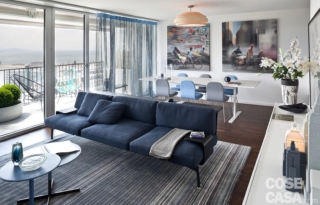 In questo living il parquet a listelli è tinto moro e ad esso sono accostati diversi colori soft, come il divano grigio scuro, il tappeto di varie tonalità di grigio, tavolo da pranzo e mobile bianchi, sedie in azzurro e grigio. Anche grazie alla luminosità dell'ambiente, la stanza presenta così un'atmosfera semplice ed elegante al tempo stesso, facile da realizzare ma di grande effetto.
Progetto arch. Gérard Faivre http://www.gerardfaivre.com - Foto Cristina Fiorentini In questo living il parquet a listelli è tinto moro e ad esso sono accostati diversi colori soft, come il divano grigio scuro, il tappeto di varie tonalità di grigio, tavolo da pranzo e mobile bianchi, sedie in azzurro e grigio. Anche grazie alla luminosità dell'ambiente, la stanza presenta così un'atmosfera semplice ed elegante al tempo stesso, facile da realizzare ma di grande effetto.
Progetto arch. Gérard Faivre http://www.gerardfaivre.com - Foto Cristina Fiorentini