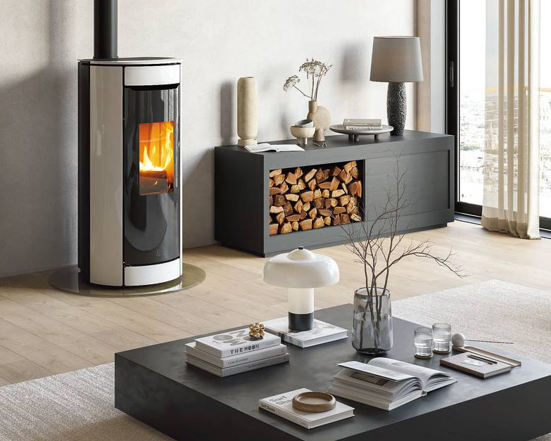 Botero T-Win di Jolly Mec è ibrida, a legna e pellet (serbatoio 12 kg). La camera di combustione in refrattario ceramico ne ottimizza il funzionamento. Potenza 6,8 kW (legna), 8,2 kW (pellet). Con pellet è in classe A++, ambientale 5 stelle. Misura L 56 x P 66 x H 120 cm. Costa da 5.450 euro + Iva. www.jolly-mec.it Botero T-Win di Jolly Mec è ibrida, a legna e pellet (serbatoio 12 kg). La camera di combustione in refrattario ceramico ne ottimizza il funzionamento. Potenza 6,8 kW (legna), 8,2 kW (pellet). Con pellet è in classe A++, ambientale 5 stelle. Misura L 56 x P 66 x H 120 cm. Costa da 5.450 euro + Iva. www.jolly-mec.it