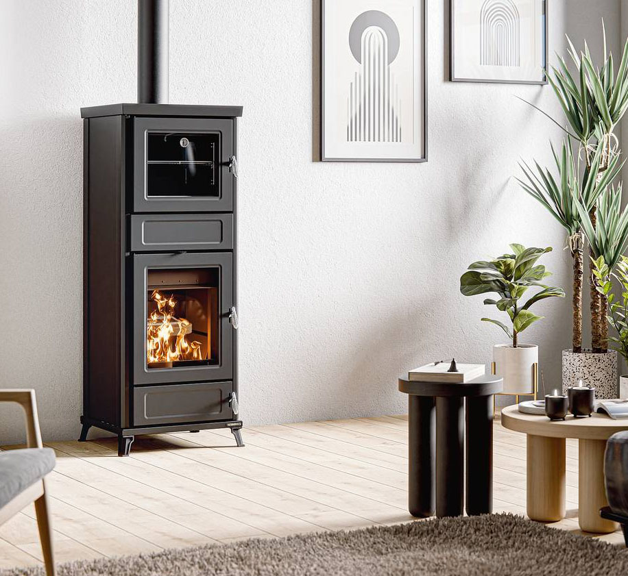 Flora Easy di Thermorossi è una termostufa a legna
che riscalda l’acqua dell’impianto. È realizzata
in acciaio con rivestimento
nero verniciato. È completa
di forno smaltato con griglia,
leccarda e base in pietra ollare.
Ha potenza di 15,1 kW, classe A+, ambientale 5 stelle. Misura
L 59,2 x P 64,2 x H 150,2 cm.
Costa 4.950 euro + Iva. www.thermorossi.com Flora Easy di Thermorossi è una termostufa a legna
che riscalda l’acqua dell’impianto. È realizzata
in acciaio con rivestimento
nero verniciato. È completa
di forno smaltato con griglia,
leccarda e base in pietra ollare.
Ha potenza di 15,1 kW, classe A+, ambientale 5 stelle. Misura
L 59,2 x P 64,2 x H 150,2 cm.
Costa 4.950 euro + Iva. www.thermorossi.com