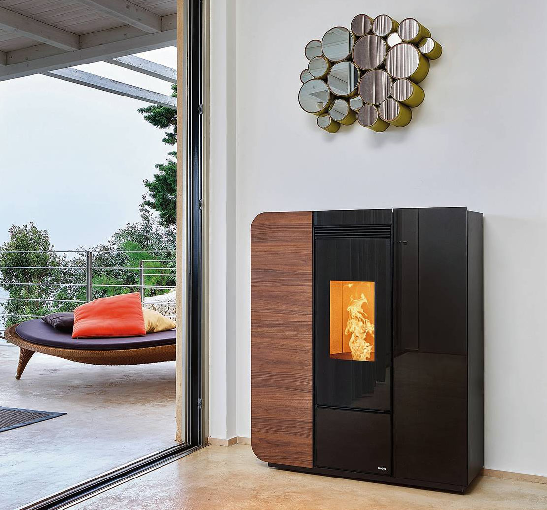 La termostufa a pellet
H17 Light di Nobis ha rivestimento in legno e profondità ridotta: misura
L 94 x P 35 x H 112 cm.
Riscalda l’acqua dell’impianto,
il braciere viene pulito
in automatico e il ventilatore frontale può essere escluso.
Ha potenza di 7,9-20 kW,
classe A++, ambientale 4 stelle.
Costa da 4.990 euro + Iva. www.nobisfire.it La termostufa a pellet
H17 Light di Nobis ha rivestimento in legno e profondità ridotta: misura
L 94 x P 35 x H 112 cm.
Riscalda l’acqua dell’impianto,
il braciere viene pulito
in automatico e il ventilatore frontale può essere escluso.
Ha potenza di 7,9-20 kW,
classe A++, ambientale 4 stelle.
Costa da 4.990 euro + Iva. www.nobisfire.it