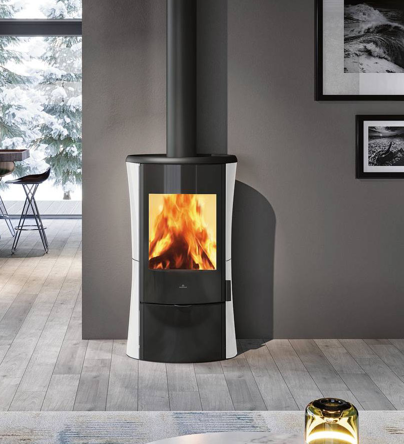 Klass GL di EdilKamin ha frontale in vetro, curvatura del profilo cilindrico e lati in ceramica. È alimentata a legna, fino a 33 cm L. L’aria calda è canalizzabile, ha potenza 10,1 kW, piano fuoco in ghisa, vano portaoggetti. In classe A+, ambientale 5 stelle. Misura L 63,5 x P 40,5 x H 113 cm. Costa da 3.450 euro + Iva. www.edilkamin.com Klass GL di EdilKamin ha frontale in vetro, curvatura del profilo cilindrico e lati in ceramica. È alimentata a legna, fino a 33 cm L. L’aria calda è canalizzabile, ha potenza 10,1 kW, piano fuoco in ghisa, vano portaoggetti. In classe A+, ambientale 5 stelle. Misura L 63,5 x P 40,5 x H 113 cm. Costa da 3.450 euro + Iva. www.edilkamin.com