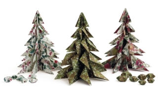 Tra le novità per Natale 2025 c'è anche l'Albero Decorativo, ideale per decorare la casa o la tavola nel periodo natalizio. Si tratta di un albero di Natale, disponibile in tre fantasie, ritagliato e piegato interamente a mano e completo di busta regalo coordinata. Oltre che per impreziosire la casa, può essere utilizzato anche come regalo benaugurante dall’essenza eco chic e riutilizzabile. Tra le novità per Natale 2025 c'è anche l'Albero Decorativo, ideale per decorare la casa o la tavola nel periodo natalizio. Si tratta di un albero di Natale, disponibile in tre fantasie, ritagliato e piegato interamente a mano e completo di busta regalo coordinata. Oltre che per impreziosire la casa, può essere utilizzato anche come regalo benaugurante dall’essenza eco chic e riutilizzabile.