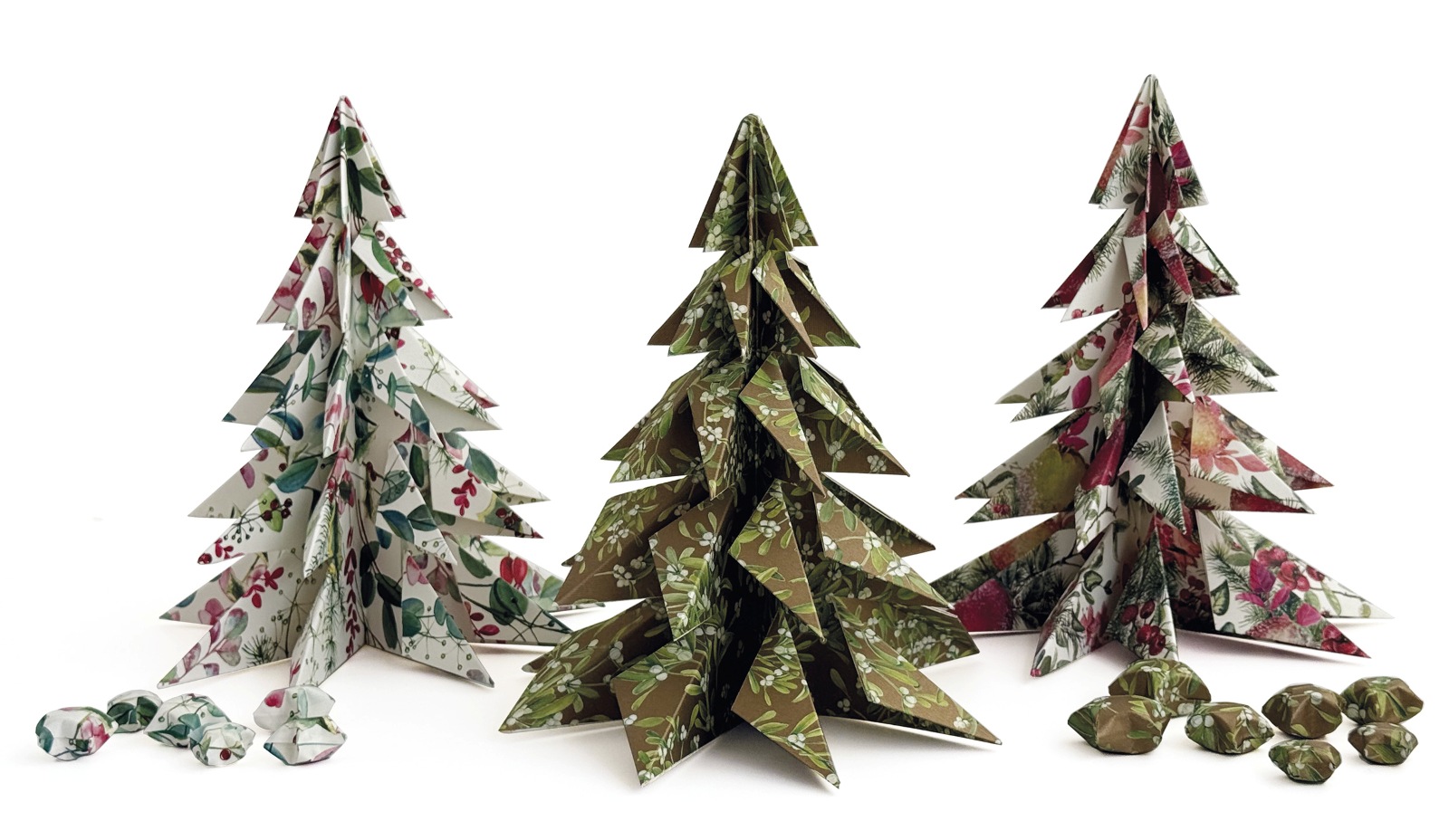 Tra le novità per Natale 2025 c'è anche l'Albero Decorativo, ideale per decorare la casa o la tavola nel periodo natalizio. Si tratta di un albero di Natale, disponibile in tre fantasie, ritagliato e piegato interamente a mano e completo di busta regalo coordinata. Oltre che per impreziosire la casa, può essere utilizzato anche come regalo benaugurante dall’essenza eco chic e riutilizzabile. Tra le novità per Natale 2025 c'è anche l'Albero Decorativo, ideale per decorare la casa o la tavola nel periodo natalizio. Si tratta di un albero di Natale, disponibile in tre fantasie, ritagliato e piegato interamente a mano e completo di busta regalo coordinata. Oltre che per impreziosire la casa, può essere utilizzato anche come regalo benaugurante dall’essenza eco chic e riutilizzabile.