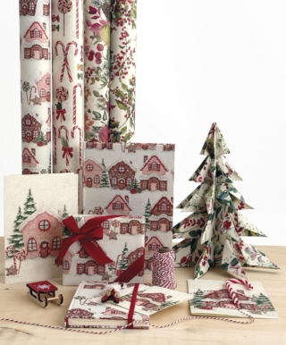 Richiamano alla memoria il profumo e la dolcezza della tavola natalizia le carte Casette Pan di Zenzero, dove accoglienti casette decorate con glassa e caramelle si inseriscono in un tradizionale paesaggio invernale. Richiamano alla memoria il profumo e la dolcezza della tavola natalizia le carte Casette Pan di Zenzero, dove accoglienti casette decorate con glassa e caramelle si inseriscono in un tradizionale paesaggio invernale.