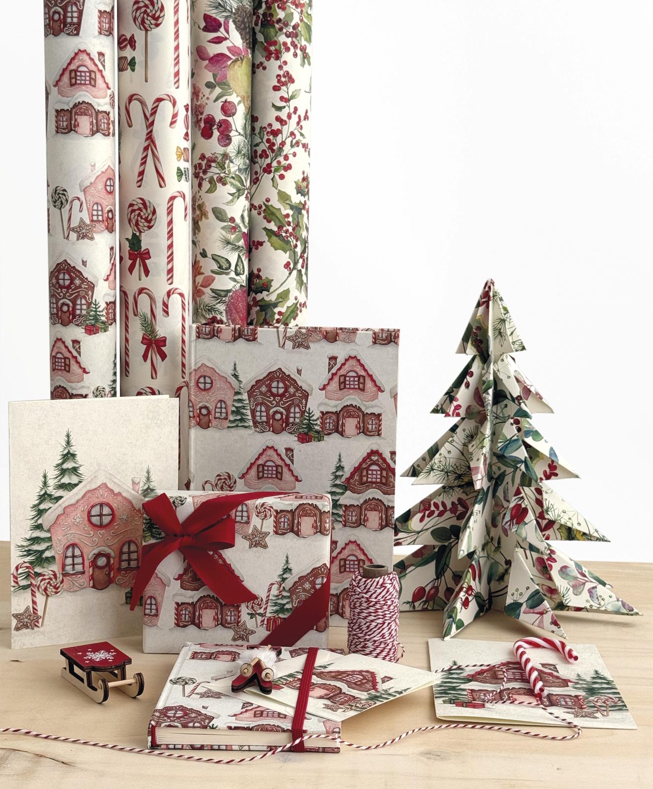 Richiamano alla memoria il profumo e la dolcezza della tavola natalizia le carte Casette Pan di Zenzero, dove accoglienti casette decorate con glassa e caramelle si inseriscono in un tradizionale paesaggio invernale. Richiamano alla memoria il profumo e la dolcezza della tavola natalizia le carte Casette Pan di Zenzero, dove accoglienti casette decorate con glassa e caramelle si inseriscono in un tradizionale paesaggio invernale.