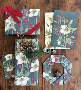 Un profondo verde accoglie invece i candidi fiori e le rosse bacche della fantasia Helleboro Bianco, disegnati con cura per un elegante effetto trompe l'œil. Un profondo verde accoglie invece i candidi fiori e le rosse bacche della fantasia Helleboro Bianco, disegnati con cura per un elegante effetto trompe l'œil.