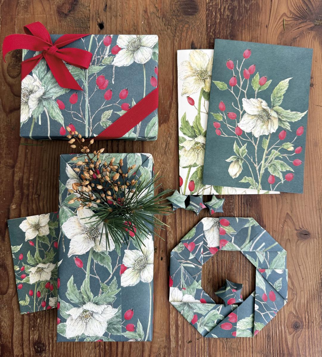 Un profondo verde accoglie invece i candidi fiori e le rosse bacche della fantasia Helleboro Bianco, disegnati con cura per un elegante effetto trompe l'œil. Un profondo verde accoglie invece i candidi fiori e le rosse bacche della fantasia Helleboro Bianco, disegnati con cura per un elegante effetto trompe l'œil.