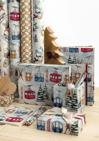 Tra le novità spicca anche la fantasia Funivie, che celebra la bellezza della Alpi, delle vette innevate e delle tradizioni montane: qui la vivacità delle cabine colorate si fonde con il candore della neve e con l'aria frizzante di una vacanza invernale. Tra le novità spicca anche la fantasia Funivie, che celebra la bellezza della Alpi, delle vette innevate e delle tradizioni montane: qui la vivacità delle cabine colorate si fonde con il candore della neve e con l'aria frizzante di una vacanza invernale.