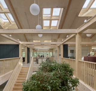 I cortili interni della LKR Innovation House di Velux creano contatto con il verde. photo Adam Mork