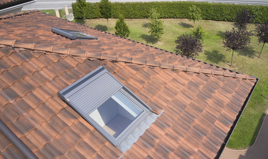 Le tapparelle per finestra per tetti di Velux hanno lamelle in alluminio coibentate con una schiuma isolante che assicura un ottimale isolamento termico e acustico. Nella versione elettrica il movimento è controllabile con telecomando a parete. Nella versione solare ha cella fotovoltaica che si ricarica con la luce del sole, che ne alimenta il movimento. Nella versione elettrica con misura L 55 x H 78 cm costa 403 euro + Iva. www.velux.it