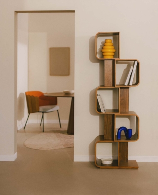 Lo scaffale in legno Xosi di The Masie è un mobile alto e stretto versatile ed elegante, che combina compensato di eucalipto e impiallacciatura di frassino all'esterno. Si può posizionare in salotto per esporre i libri, nello studio, nell'ufficio o in qualsiasi altra stanza in cui si abbia bisogno di un ulteriore spazio di archiviazione. Misure H167 x L53,5 x P37,5 cm. Prezzo 329,95 euro. www.themasie.com Lo scaffale in legno Xosi di The Masie è un mobile alto e stretto versatile ed elegante, che combina compensato di eucalipto e impiallacciatura di frassino all'esterno. Si può posizionare in salotto per esporre i libri, nello studio, nell'ufficio o in qualsiasi altra stanza in cui si abbia bisogno di un ulteriore spazio di archiviazione. Misure H167 x L53,5 x P37,5 cm. Prezzo 329,95 euro. www.themasie.com