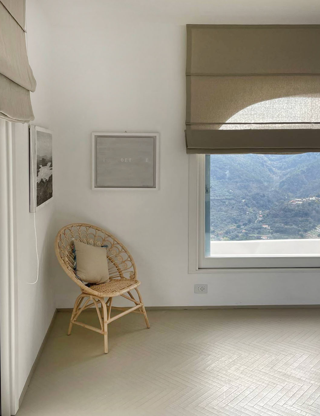 Nel caso di un pavimento in resina, uno zoccolino tradizionale (in legno o bianco) creerebbe uno stacco evidente. In questa soluzione, invece, pavimento e zoccolino sono stati trattati con la stessa resina, garantendo continuità e uniformità materica.