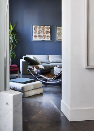 In questo caso si tratta di uno zoccolino in legno dipinto di bianco, dal profilo secco e lineare, alto 16 cm e spesso 1 cm. È una scelta che si fa notare, pur nella sua essenzialità: bianco su bianco, senza contrasti cromatici. L’unico limite può essere la difficoltà nel posizionare mobili a filo parete; in certi casi, lo zoccolino viene omesso nelle porzioni interessate.