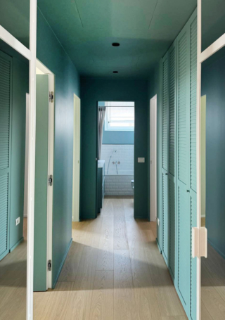 In questo corridoio si voleva uno zoccolino che non si vedesse troppo. È stato quindi posato uno zoccolino di altezza minima, 2 centimetri, che è stato poi dipinto a smalto color ottanio: come abbinare in casa questo particolare verde-blu, esattamente della stessa tinta delle pareti e delle porte. In questo modo l’effetto finale tende a sparire.