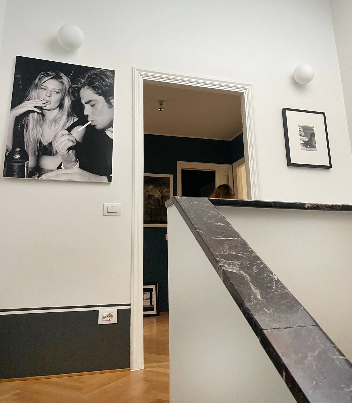 Zoccolino sulle scale dipinto alto