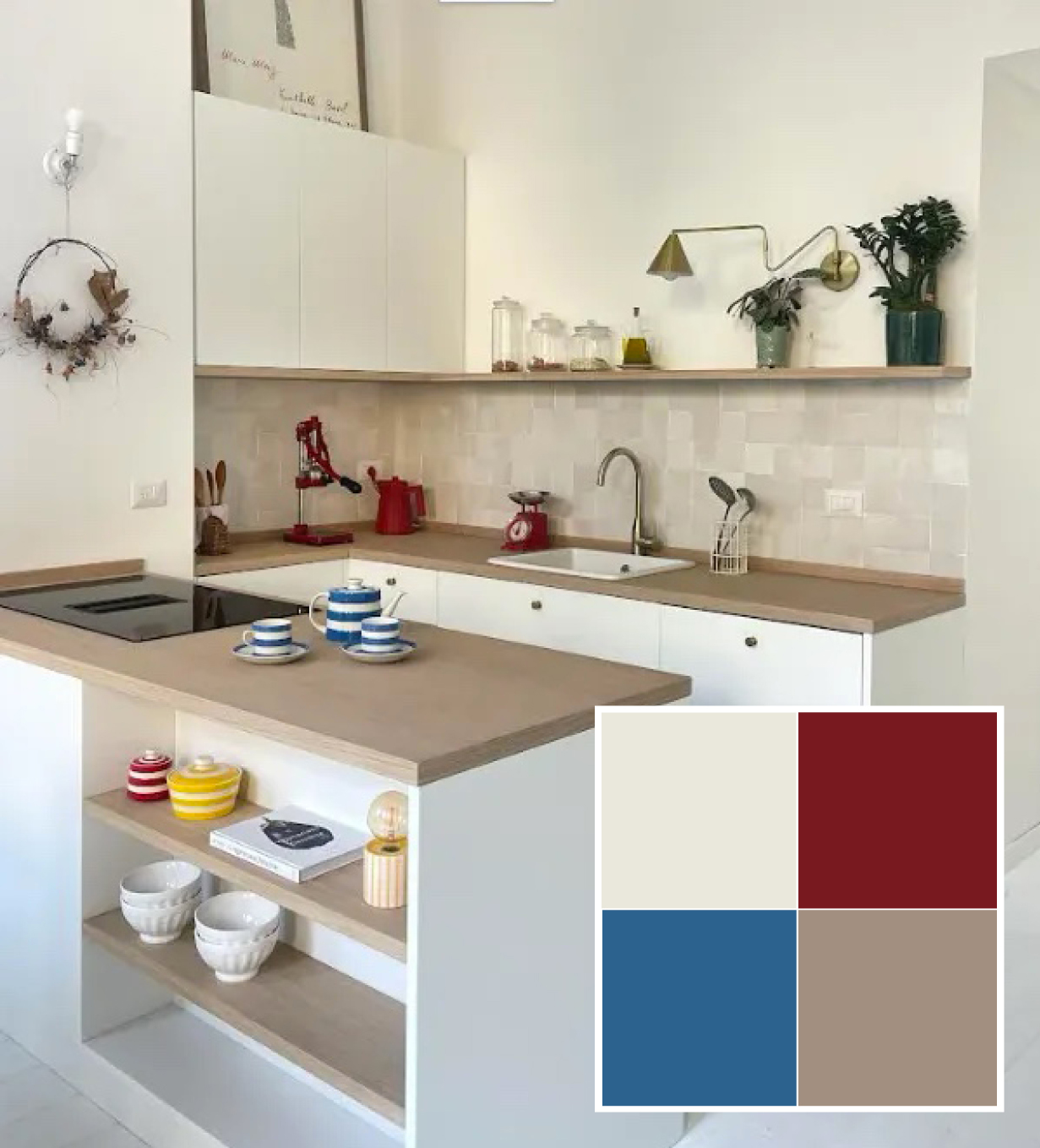 La piccola cucina a U ha una parete rivestita in piastrelle marocchine zelliges color avorio, dall'effetto mosso e molto decorativo. Progetto e foto architetto Clara Bona.