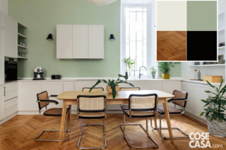 Nella cucina i mobili sono in un chiarissimo beige, il piano di lavoro è in laminato Hpl effetto resina avorio e staccano rispetto allo sfondo verde. A terra, il parquet scalda l'atmosfera, mentre un contrappunto cromatico a parete lo danno i tocchi di nero di applique, vetro del forno e alcune parti della struttura delle sedie. Progetto Clara Bona e Foto Giulio Oriani – Beatrice Vergani/Vega MG Nella cucina i mobili sono in un chiarissimo beige, il piano di lavoro è in laminato Hpl effetto resina avorio e staccano rispetto allo sfondo verde. A terra, il parquet scalda l'atmosfera, mentre un contrappunto cromatico a parete lo danno i tocchi di nero di applique, vetro del forno e alcune parti della struttura delle sedie. Progetto Clara Bona e Foto Giulio Oriani – Beatrice Vergani/Vega MG