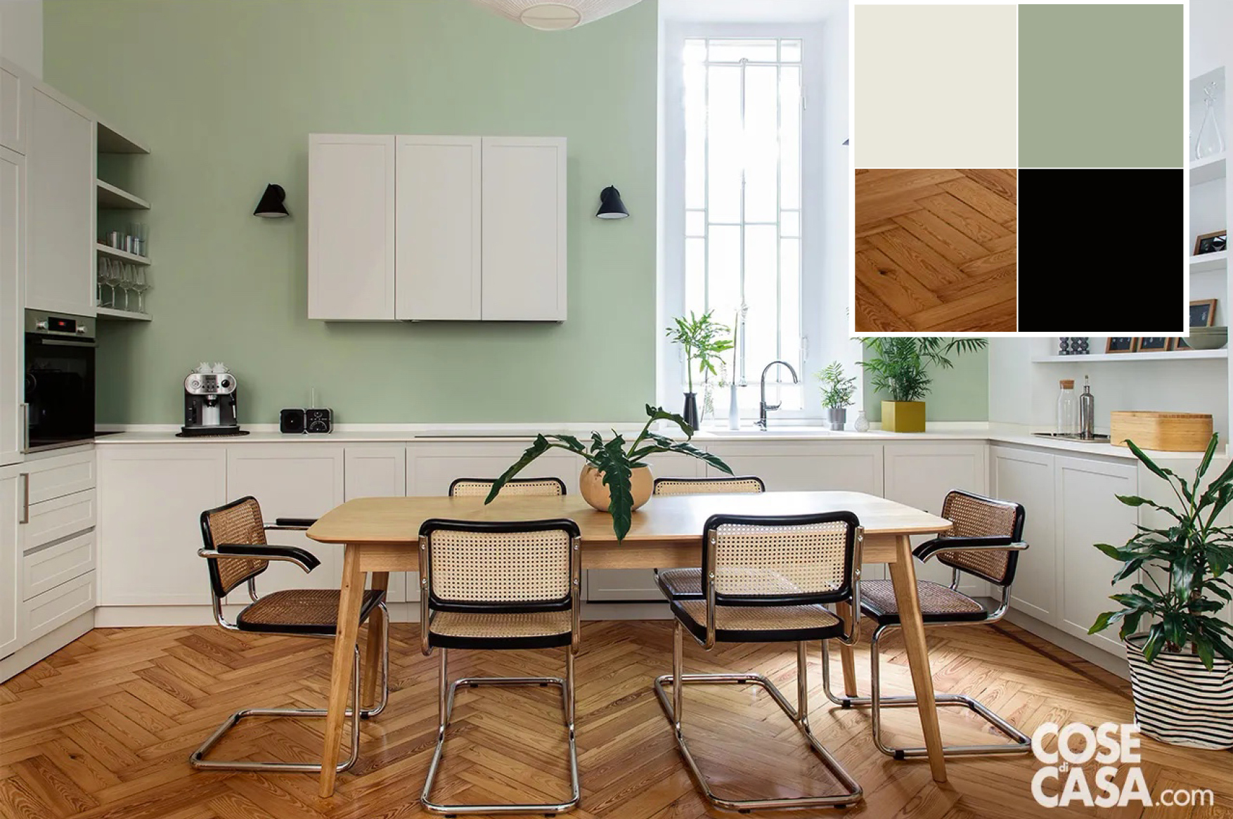 Nella cucina i mobili sono in un chiarissimo beige, il piano di lavoro è in laminato Hpl effetto resina avorio e staccano rispetto allo sfondo verde. A terra, il parquet scalda l'atmosfera, mentre un contrappunto cromatico a parete lo danno i tocchi di nero di applique, vetro del forno e alcune parti della struttura delle sedie. Progetto Clara Bona e Foto Giulio Oriani – Beatrice Vergani/Vega MG