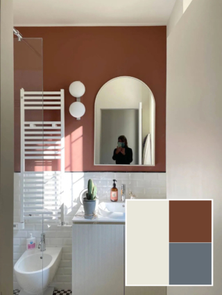 In questo bagno una parete color terracotta, molto caldo e morbido, crea il contrasto perfetto con le piastrelle bianche e il mobiletto bagno color avorio con le ante cannettate. Progetto e foto architetto Clara Bona. In questo bagno una parete color terracotta, molto caldo e morbido, crea il contrasto perfetto con le piastrelle bianche e il mobiletto bagno color avorio con le ante cannettate. Progetto e foto architetto Clara Bona.