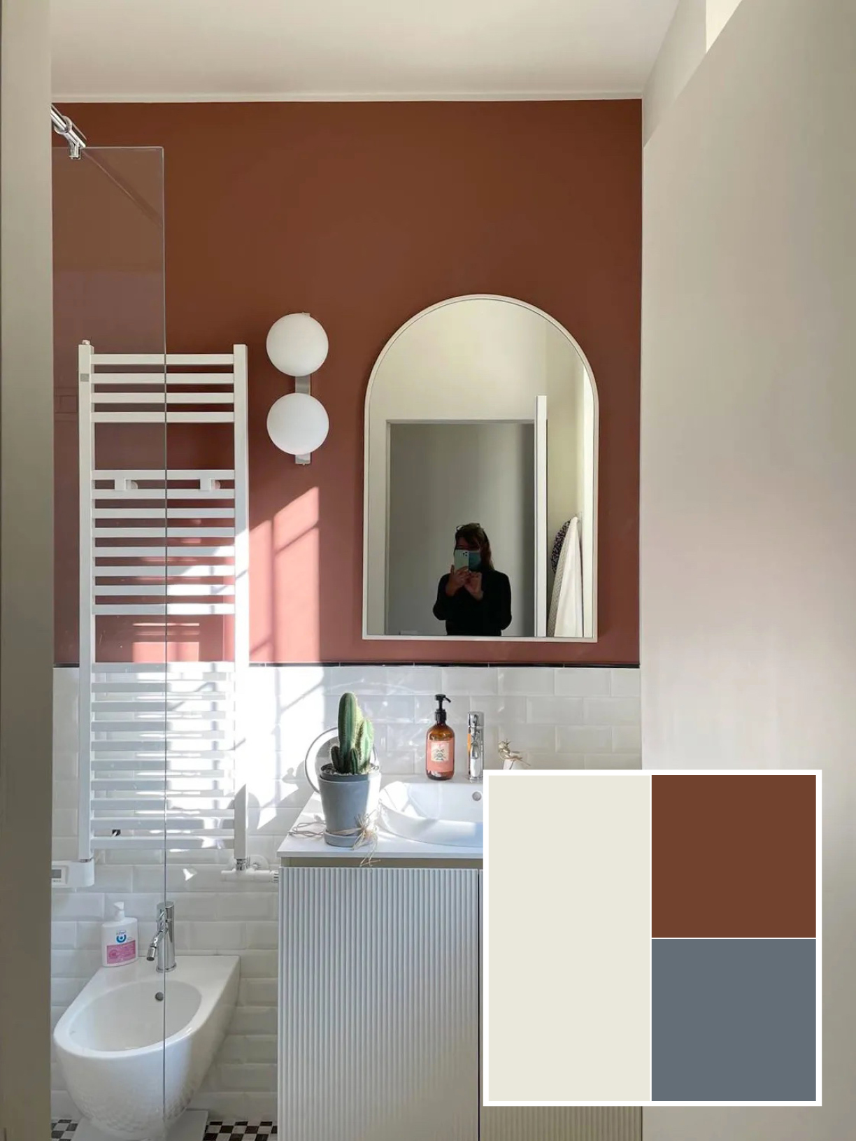 In questo bagno una parete color terracotta, molto caldo e morbido, crea il contrasto perfetto con le piastrelle bianche e il mobiletto bagno color avorio con le ante cannettate. Progetto e foto architetto Clara Bona.