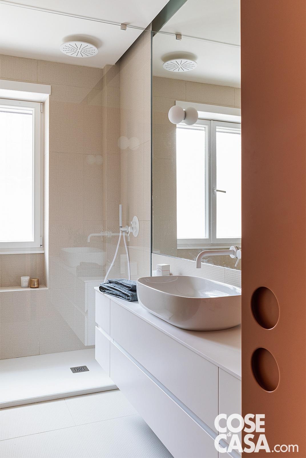 Anta color terracotta con superficie liscia e presa maniglia a doppio foro Anta color terracotta con superficie liscia e presa maniglia a doppio foro