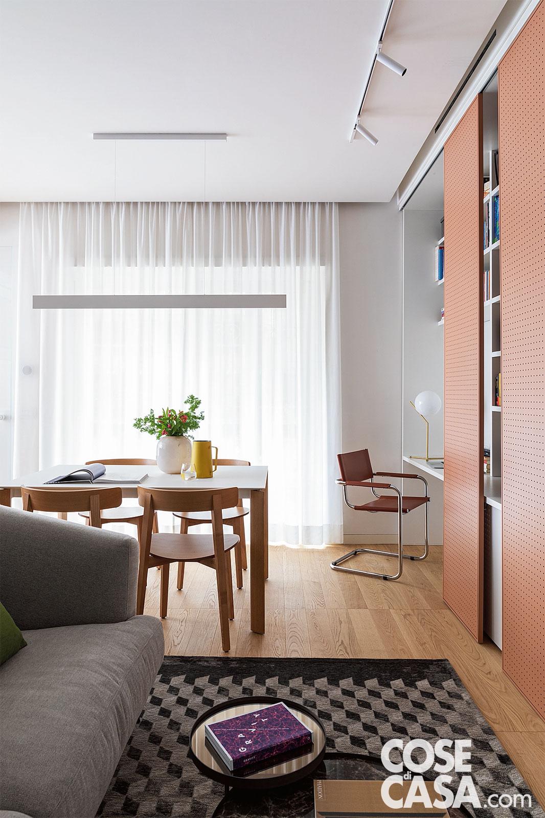 Ante scorrevoli e microforate color terracotta del mobile soggiorno Ante scorrevoli e microforate color terracotta del mobile soggiorno