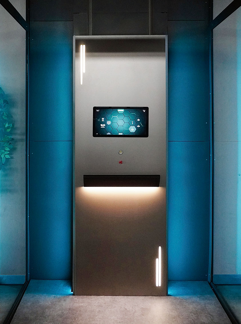 La piattaforma elettrica senza cabina CODE di Nova,
full-optional, con porte di piano trasparenti e display touch multifunzionale, si attiva solo quando ci si appoggia
al corrimano “smart”, dopo aver selezionato il piano. Necessita di soli 5 cm di fossa. www.nova-elevators.com La piattaforma elettrica senza cabina CODE di Nova,
full-optional, con porte di piano trasparenti e display touch multifunzionale, si attiva solo quando ci si appoggia
al corrimano “smart”, dopo aver selezionato il piano. Necessita di soli 5 cm di fossa. www.nova-elevators.com