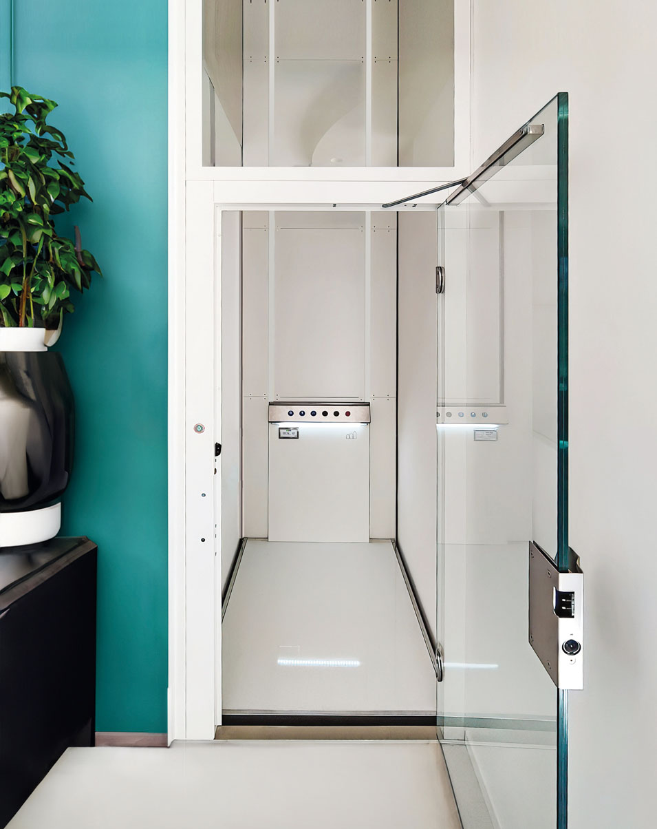 Dinamico Elettrico
di KONE Motus, piattaforma elevatrice a batteria, funziona anche in spazi minimi in modo efficiente e silenzioso. Il gruppo di trazione è integrato nella struttura e non è necessario modificare il contratto di fornitura elettrica. www.konemotus.it Dinamico Elettrico
di KONE Motus, piattaforma elevatrice a batteria, funziona anche in spazi minimi in modo efficiente e silenzioso. Il gruppo di trazione è integrato nella struttura e non è necessario modificare il contratto di fornitura elettrica. www.konemotus.it