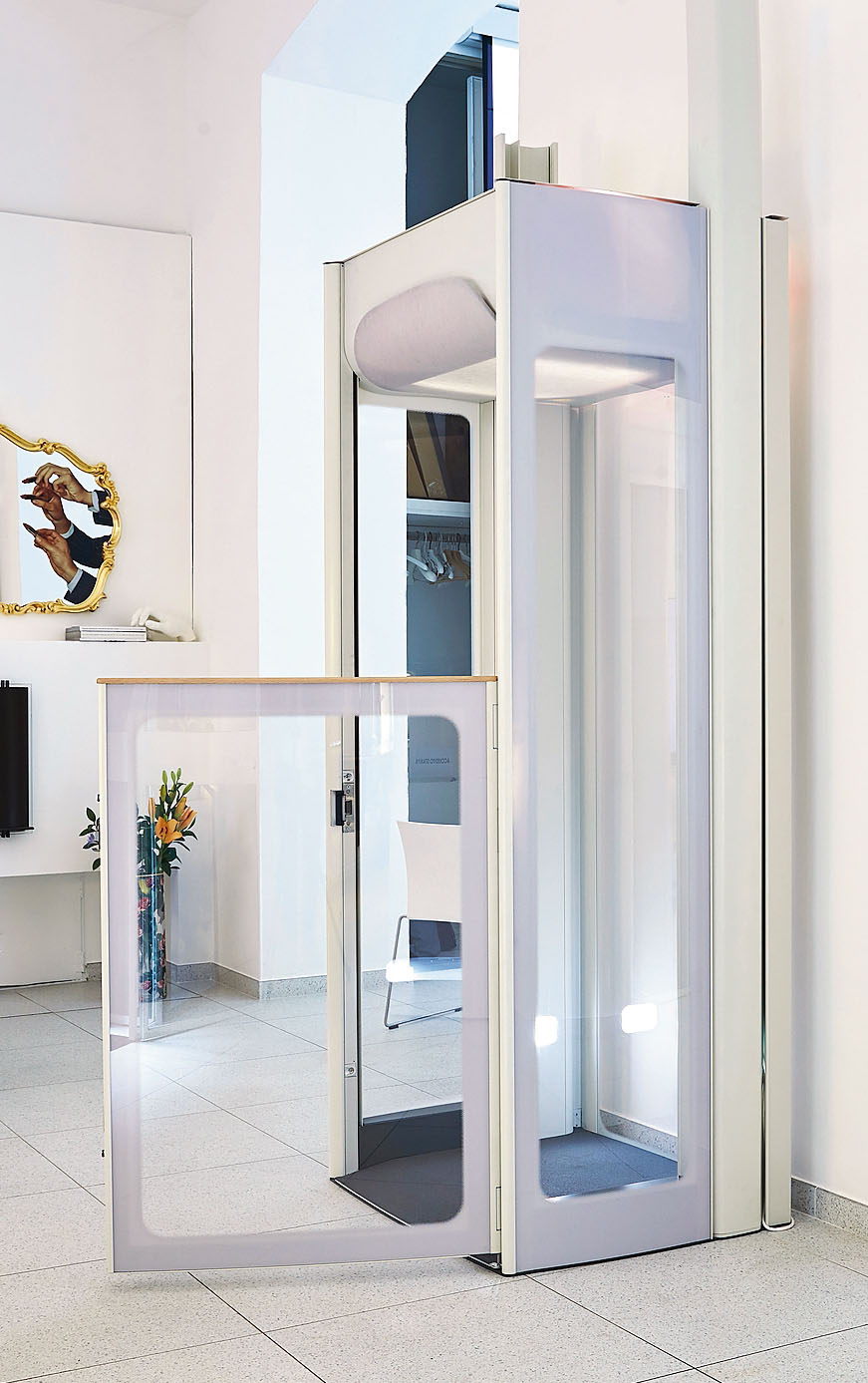 Collegabile a una presa
di corrente standard, Uplifts di Stannah ha il sistema a trazione a fune autonomo e integrato nella cabina, che non richiede vano motore o pompa idraulica. Sensori e rilevatori garantiscono la sicurezza, così come una batteria di scorta. www.stannah.com Collegabile a una presa
di corrente standard, Uplifts di Stannah ha il sistema a trazione a fune autonomo e integrato nella cabina, che non richiede vano motore o pompa idraulica. Sensori e rilevatori garantiscono la sicurezza, così come una batteria di scorta. www.stannah.com