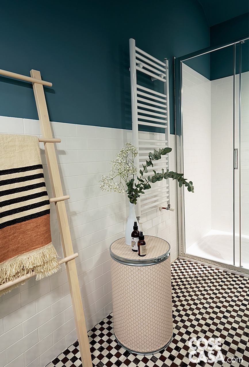 bagno con rivestimenti bianchi parete ottanio e pavimento a scacchi bianco e nero